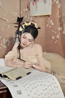 MẪU 1 · Nàng thơ, Tết